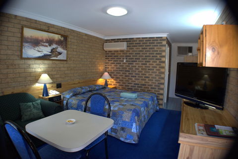 Settlers Motor Inn - Accommodation QLD 1