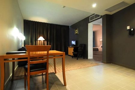Golden Pebble Hotel - Accommodation QLD 1