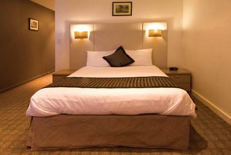 Golden Pebble Hotel - Accommodation QLD 2