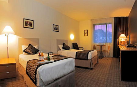 Golden Pebble Hotel - Accommodation QLD 3