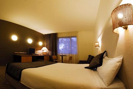 Golden Pebble Hotel - Accommodation QLD 4