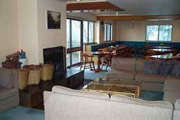 Trackers Mountain Lodge - Accommodation QLD 0