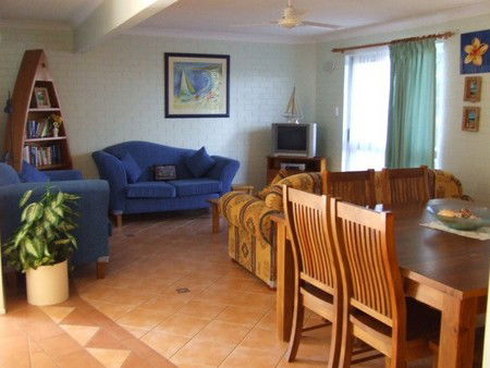 Ocean Court Apartments - Accommodation QLD 3