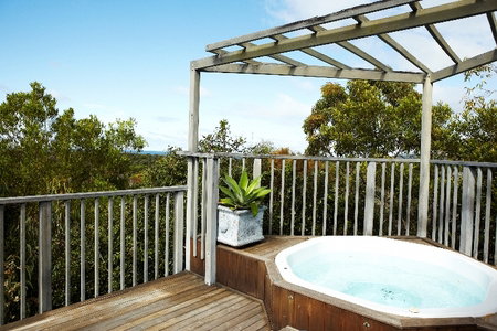 Oasis Apartments And Treetop Houses - Accommodation QLD 1