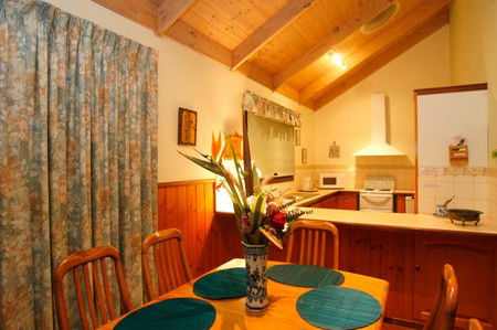 Black Dolphin Seaside Cottage - Accommodation QLD 4