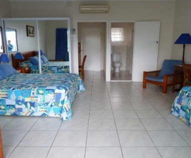 Airlie Court Holiday Units - Accommodation QLD 0