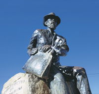 Paddy Hannans Statue - Accommodation QLD