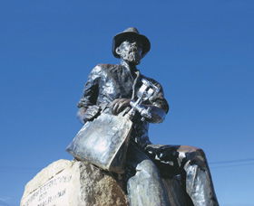 Paddy Hannans Statue - Accommodation QLD 0