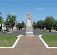War Memorial and Heroes Avenue - Accommodation QLD