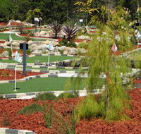 18 Hole Mini Golf - Club Husky - Accommodation QLD