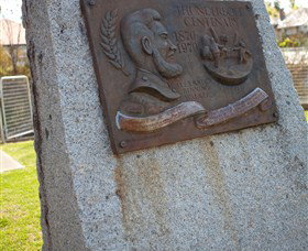 Thunderbolt's Statue And Constable Walker Memorial - Accommodation QLD 0