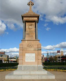Warwick War Memorial And Gates - Accommodation QLD 1