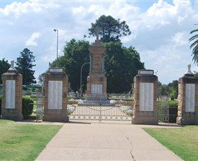Warwick War Memorial And Gates - Accommodation QLD 0