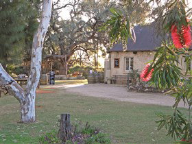 Overland Corner Hotel - Accommodation QLD 1