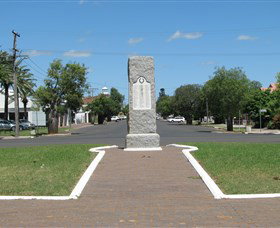 War Memorial And Heroes Avenue, Roma - Accommodation QLD 0