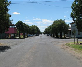 War Memorial And Heroes Avenue, Roma - Accommodation QLD 3