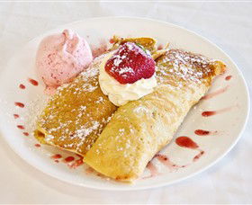 The Big Strawberry - Accommodation QLD 4