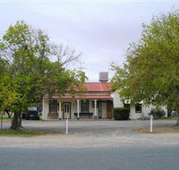 Round Hill Hotel - Accommodation QLD