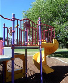 Fadden Pines Playground - Accommodation QLD 2