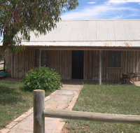 Early Settlers Cottage Solly's Hut - Accommodation QLD