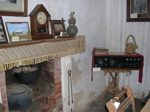 Early Settlers Cottage (Solly's Hut) - Accommodation QLD 1