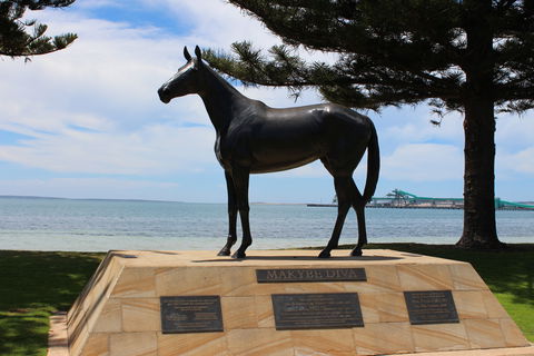 Makybe Diva Statue - Accommodation QLD 0