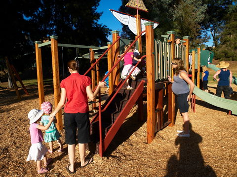 Les Stone Park - Accommodation QLD 0