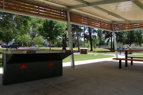 Les Stone Park - Accommodation QLD 2
