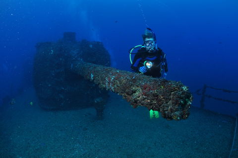 HMAS Brisbane Dive Site - Accommodation QLD 1