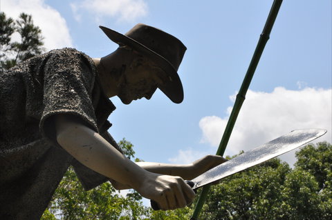 Cane Cutter Memorial - Accommodation QLD 2