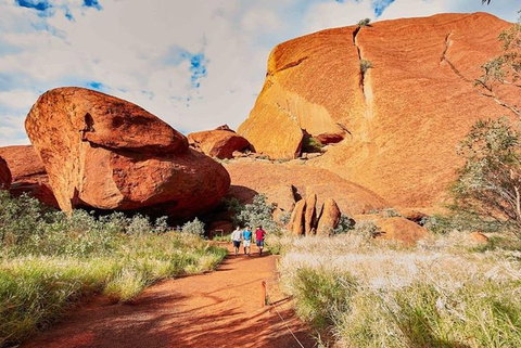 Explore Uluru: 7 Hours Guide Tour At Sunrise With Light Breakfast - Accommodation QLD 2