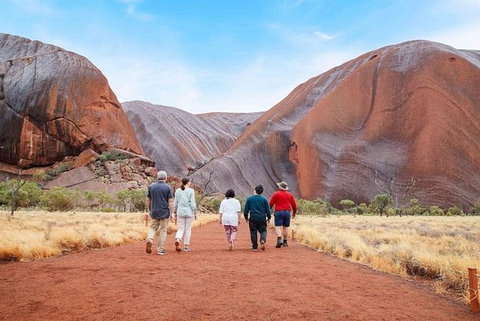 Explore Uluru: 7 Hours Guide Tour At Sunrise With Light Breakfast - Accommodation QLD 0