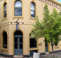 The College Lawn Hotel - Accommodation QLD