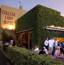 The College Lawn Hotel - Accommodation QLD 1
