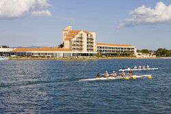 Lakes Resort Hotel - Accommodation QLD 3