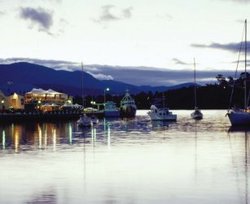 Waterfront Hotel - Accommodation QLD 1
