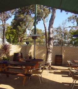 Hale Road Tavern - Accommodation QLD 2