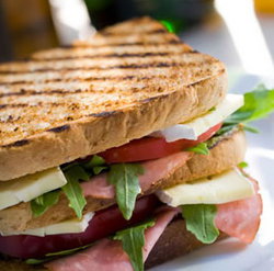 Melton Hotel - Accommodation QLD 1