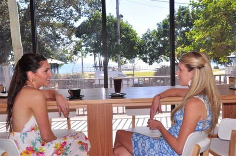 Beach House Hotel - Accommodation QLD 1