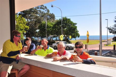 Beach House Hotel - Accommodation QLD 2