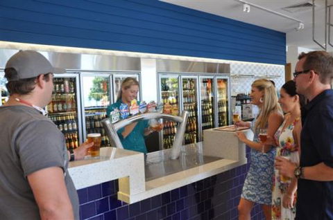 Beach House Hotel - Accommodation QLD 3
