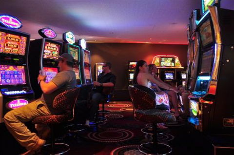 Beach House Hotel - Accommodation QLD 4