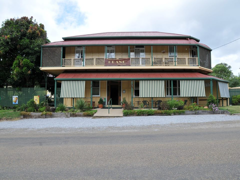 Grand Hotel Many Peaks - Accommodation QLD 4