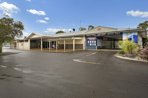 Lakeside Village Tavern - Accommodation QLD 3