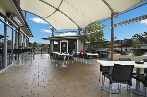 Lakeside Village Tavern - Accommodation QLD 4