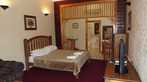 The Middle Pub - Accommodation QLD 2