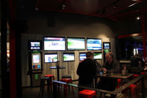 The Sporting Globe Bar & Grill - Accommodation QLD 2