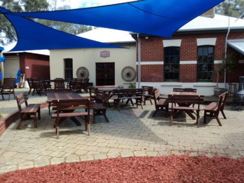 Grass Valley Tavern - Accommodation QLD 3