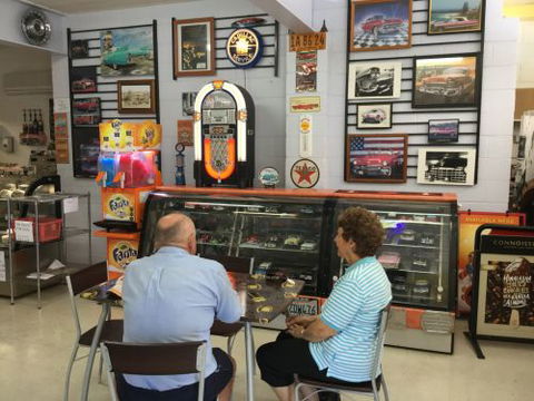 Cadz Ol’Skool Diner & Takeaway - Accommodation QLD 2