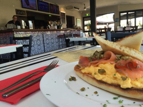 Dolly’s Bar & The Hibiscus Tavern - Accommodation QLD 2